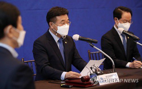 민주당 강원도 현장 비대위 회의 개최(춘천=연합뉴스) 양지웅 기자 = 26일 오전 강원 춘천시 스카이컨벤션에서 열린 더불어민주당 강원도 현장 비상대책위원 회의에서 윤호중 비상대책위원장이 발언하고 있다. yangdoo@yna.co.kr