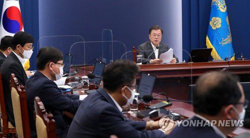 발언하는 문 대통령(서울=연합뉴스) 이진욱 기자 = 문재인 대통령이 26일 오후 청와대에서 열린 수석·보좌관회의에서 발언하고 있다.cityboy@yna.co.kr