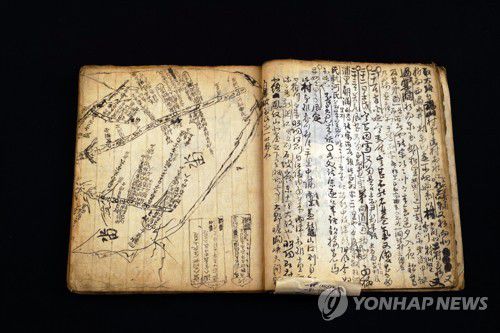 '조선시대 타임캡슐' 이재난고 250년만에 귀향(고창=연합뉴스) 조선 후기 실학자 이재 황윤석(1729~1791년)이 평생에 걸쳐 기록한 백과전서 '이재난고'(?齋亂藁) 일부가 황윤석의 고향인 고창군으로 돌아온다.

    고창군은 황윤석의 8대 종손인 황병무씨는 이재난고와 이재유고 목판 100점을 최근 고창군에 기탁·기증했고, 이에 감사와 그 의미를 널리 알리기 위해 오는 30일 기탁·기증 행사를 연다고 26일 밝혔다.

    이재난고는 대실학자 황윤석이 열 살 때부터 작고하기 이틀 전까지 53년 동안 조선 시대의 온갖 다양한 정보들을 상세히 기록한 일기류 기록이다.2021.4.26 [고창군 제공. 재판매 및 DB금지] chinakim@yna.co.kr