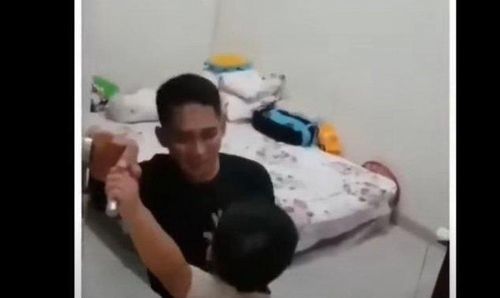 아빠의 출근을 막아서는 이맘 아디 중위의 아들[트리뷴뉴스·재판매 및 DB 금지]