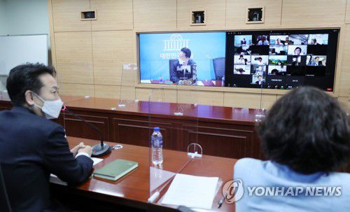 더민초 전체회의더불어민주당 초선의원 모임인 ‘더민초'의 고영인 간사와 의원들이 지난 4월 22일 서울 여의도 국회 의원회관에서 화상으로 전체회의를 하고 있다. [연합뉴스 자료사진]