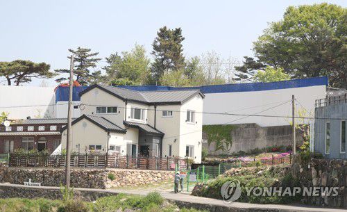 문재인 대통령 양산 사저·경호시설 공사 중(양산=연합뉴스) 김동민 기자 = 22일 경남 양산시 하북면 평산마을 문재인 대통령 사저·경호시설 건립터에 흰 팬스와 중장비가 보인다. 2021.4.22 image@yna.co.kr