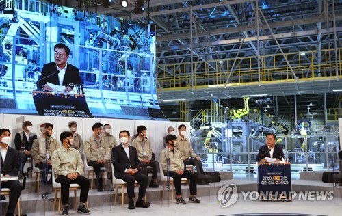 발언하는 문 대통령(광주=연합뉴스) 이진욱 기자 = 문재인 대통령이 29일 오후 광주광역시 광산구 광주글로벌모터스에서 열린 준공 기념행사에서 발언하고 있다. 2021.4.29 cityboy@yna.co.kr