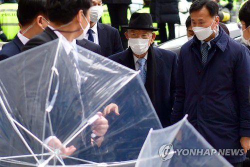 '회고록' 선고법정 향하는 전두환[연합뉴스 자료사진]