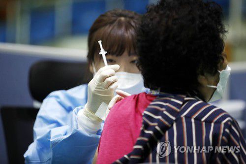 이어지는 백신 접종(광주=연합뉴스) 27일 오전 광주 북구 코로나19 예방접종센터에서 의료진이 75세 이상 일반인에게 화이자 백신을 접종하고 있다. 2021.4.27 [광주 북구청 제공. 재판매 및 DB 금지] pch80@yna.co.kr