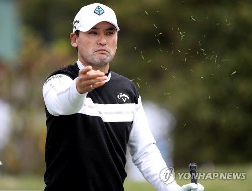 바람 살피는 박찬호(서울=연합뉴스) 30일 전라북도 군산시 군산CC에서 열린 KPGA 군산CC 오픈 2라운드에서 박찬호가 10번 홀 바람을 살피고 있다. 2021.4.30 
    [KPGA 제공. 재판매 및 DB 금지] photo@yna.co.kr