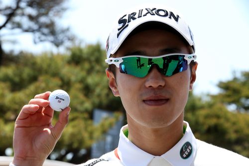 홀인원 공을 들어 보이는 이창우.[KPGA 제공. 재판매 및 DB 금지]