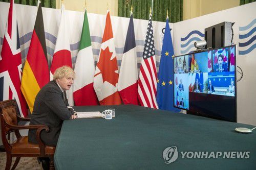 G7 화상회의 주재하는 존슨 영국 총리주요 7개국(G7) 의장국인 영국의 보리스 존슨 총리가 2021년 2월 19일(현지시간) 런던 다우닝가 총리관저에서 G7 화상회의를 주재하고 있다. [AP=연합뉴스 자료사진