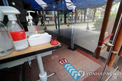 화이자 백신 접종센터 운영 '일시 중단'(광주=연합뉴스) 박철홍 기자 = 2일 광주 북구 코로나19 예방접종센터가 주말을 맞아 75세 이상 일반인을 대상으로 한 화이자 백신 접종을 중단했다. 화이자 백신의 수급 불안으로 광주의 일부 구청 보건소는 오는 3일 화이자 백신 1차 접종 예약을 받지 않고 접종을 하루 동안 일시 중단한다. 2021.5.2 pch80@yna.co.kr