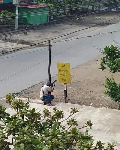 만달레이에서 시위대를 향해 소총을 겨누는 사복 차림 군경. 2021.5.2[트위터 캡처. 재판매 및 DB 금지]