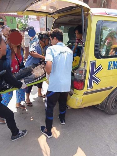 샨주에서 군경 총격 피해자가 구급차에 옮겨지고 있다. 2021.5.2[트위터 캡처. 재판매 및 DB 금지]