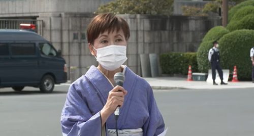 (도쿄=연합뉴스) 3일 오후 도쿄 국회의사당 인근에서 '평화와 생명과 인권을! 5·3 헌법집회 실행위원회' 주최로 열린 일본 헌법기념일 집회에서 다나카 유코 씨가 시민연합을 대표해 개헌 추진에 반대한다고 발언하고 있다. [유튜브 중계화면 갈무리]