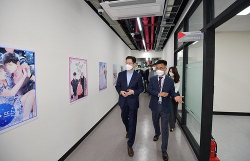 피플앤스토리 업무공간 둘러보는 김경수 지사(왼쪽)[경남도 제공. 재판매 및 DB 금지]