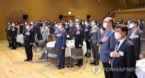 국민의례하는 참석자들(서울=연합뉴스) 이지은 기자 = 오세훈 서울시장이 3일 오후 서울시청 다목적홀에서 열린 서울비전 2030 위원회 발대식에서 참석자들과 함께 국기에 대한 경례를 하고 있다. jieunlee@yna.co.kr