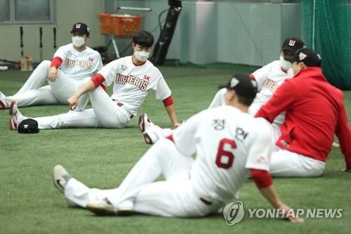 서귀포 강창학구장 실내훈련장에서 몸 푸는 선수들[연합뉴스 자료사진]