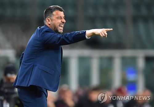 토리노와 경기에서 지시하는 파르마의 로베르토 다베르사 감독.[EPA=연합뉴스]