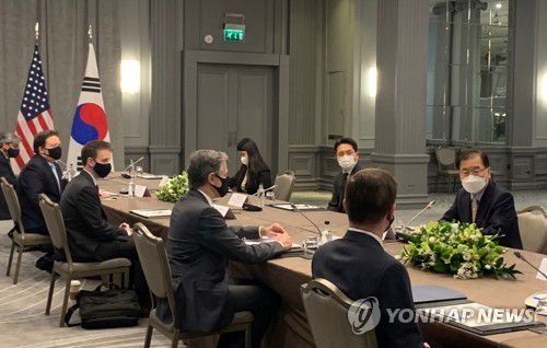 영국 런던서 만난 한미 외교장관(런던=연합뉴스) 최윤정 특파원 = 주요 7개국(G7) 외교·개발장관회의 참석차 영국을 방문 중인 정의용 외교부 장관이 3일 영국 런던에서 토니 블링컨 미국 국무부 장관과 한미 외교장관 회담을 하고 있다. 2021.5.3 merciel@yna.co.kr