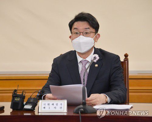 거시경제 금융회의 주재하는 이억원 차관(서울=연합뉴스) 이억원 기획재정부 차관이 4일 서울 중구 은행회관에서 열린 '거시경제 금융회의'를 주재, 발언을 하고 있다. 
    [기획재정부 제공. 재판매 및 DB 금지] photo@yna.co.kr