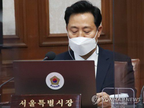 국무회의 참석한 오세훈 시장(서울=연합뉴스) 김승두 기자 = 오세훈 서울시장이 4일 정부서울청사에서 열린 국무회의에 참석해 있다.  2021.5.4 kimsdoo@yna.co.kr