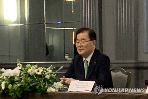 한·미·일 외교장관 회담 참석한 정의용 장관(런던=연합뉴스) 최윤정 특파원 = 주요 7개국(G7) 외교·개발장관회의 참석차 영국을 방문 중인 정의용 외교부 장관이 5일 오후(한국시간) 런던 시내호텔에서 토니 블링컨 미국 국무장관, 모테기 도시미쓰(茂木敏充) 일본 외무상과 회담하고 있다. 2021.5.5 merciel@yna.co.kr