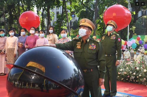 군부 소유 고급 영리병원 개원식에 참석한 민 아웅 흘라잉 최고사령관(앞쪽)[글로벌뉴라이트오브미얀마 캡처. 재판매 및 DB 금지]