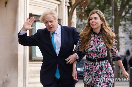 약혼녀와 지방선거 투표 마치고 나오는 존슨 영국 총리[EPA=연합뉴스]
