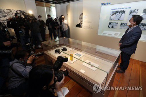 외신기자가 기록한 5·18 최후의 항전지, 41년 만에 공개(광주=연합뉴스) 정회성 기자 = 6일 오후 광주 동구 옛 전남도청 별관에서 열린 노먼 소프 5·18 기록사진 기증자료 특별전 언론공개행사에서 문화체육관광부 옛전남도청복원추진단 관계자가 자료를 설명하고 있다. 전시는 아시아 월스트리트저널 서울지국 소속 기자로 노먼 소프가 1980년 5월 23일부터 27일까지 광주 현장에서 촬영한 사진, 당시 출입증과 카메라 등을 공개한다. 2021.5.6 hs@yna.co.kr