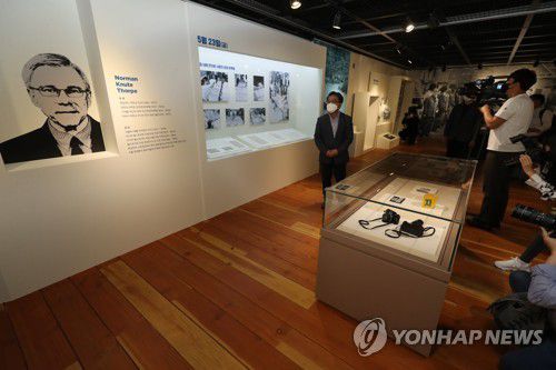 노먼 소프 5·18기록사진 공개(광주=연합뉴스) 정회성 기자 = 6일 오후 광주 동구 옛 전남도청 별관에서 열린 노먼 소프 5·18 기록사진 기증자료 특별전 언론공개행사에서 문화체육관광부 옛전남도청복원추진단 관계자가 자료를 설명하고 있다. 전시는 아시아 월스트리트저널 서울지국 소속 기자로 노먼 소프가 1980년 5월 23일부터 27일까지 광주 현장에서 촬영한 사진, 당시 출입증과 카메라 등을 공개한다. 2021.5.6 hs@yna.co.kr