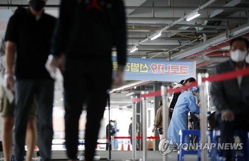 선별진료소로 이어지는 검사 행렬(광주=연합뉴스) 지난 7일 오전 광주 북구선별진료소에서 코로나19 검사를 받으려는 시민들의 방문이 이어지고 있는 모습. [광주 북구청 제공. 재판매 및 DB 금지]