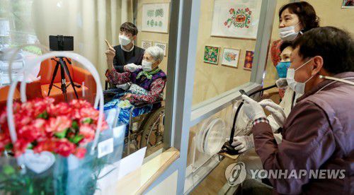 유리벽 사이로 비접촉 면회(서울=연합뉴스) 김도훈 기자 = 어버이날을 하루 앞둔 7일 오후 서울 성동구 시립동부노인요양센터에 설치된 면회 전용공간 '가족의 거실'에서 이외분 할머니가 아들 임종수 씨와 딸 임종숙 씨와 함께 비접촉 면회를 하고 있다. 2021.5.7 superdoo82@yna.co.kr