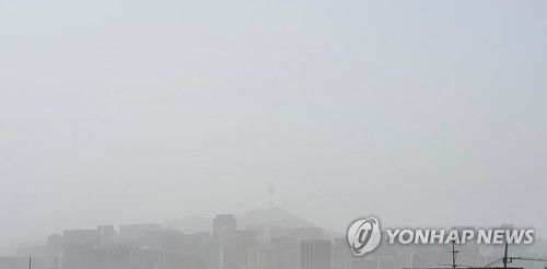 오늘도 황사(서울=연합뉴스) 한상균 기자 = 8일 황사 영향으로 서울 시내가 뿌옇다. 기상청은 전날 유입된 황사 영향으로 오전에는 미세먼지 농도가 높겠으나, 오후부터 원활한 대기 확산으로 전 권역이 '보통' 수준을 보인다고 전했다. 2021.5.8 xyz@yna.co.kr
