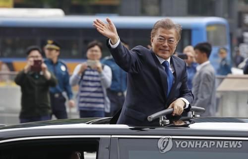 문재인 대통령이 2017년 5월 10일 국회에서 취임선서를 마치고 광화문광장을 지나 청와대로 이동하며 시민들을 향해 손을 흔들고 있다. [연합뉴스 자료사진]