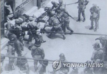 시위 학생들을 연행하는 계엄군(서울=연합뉴스) 박지원 대안신당 의원이 26일 5.18 민주화운동 당시 군이 정보활동을 위해 채증한 사진을 공개했다. 박 의원은 국정감사 당시 이 사진첩의 존재를 확인, 지속적으로 공개를 촉구해 왔다.
    사진은 1980년 5월 광주민주화항쟁 당시 금남로에서 시위 학생들을 연행하는 계엄군. 2019.11.26 
    [대안신당 박지원 의원실 제공. 재판매 및 DB 금지] photo@yna.co.kr