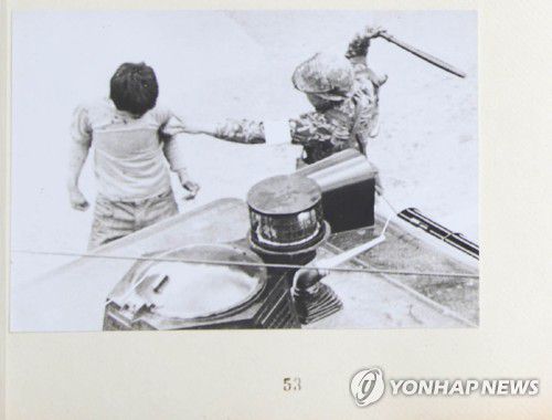 새롭게 공개된 사진첩에 포함된 나경택 전 기자의 사진(광주=연합뉴스) 박지원 대안신당 의원이 26일 5.18 민주화운동 당시 군이 정보활동을 위해 채증한 사진을 공개했다. 사진은 1980년 당시 전남매일 사진기자로 활동했던, 나경택 전 연합뉴스 광주전남취재본부장이 취재한 것이다. 2019.11.26 [대안신당 박지원 의원실 제공. 재판매 및 DB 금지] pch80@yna.co.kr