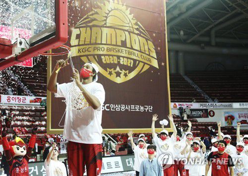 골대 그물 자르는 설린저(안양=연합뉴스) 홍기원 기자 = 9일 경기도 안양실내체육관에서 열린 프로농구 챔피언결정전 4차전에서 전주 KCC 이지스에 승리하며 4승으로 챔피언 자리에 오른 안양 KGC 인삼공사 설린저가 골대 그물을 자르고 있다. 2021.5.9 xanadu@yna.co.kr