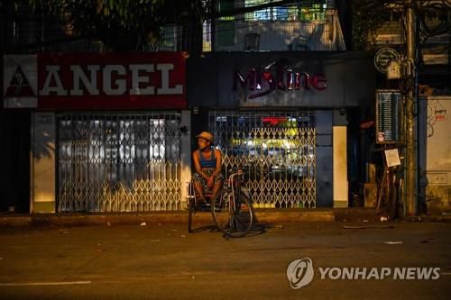 삼륜자전거에 탄 채 손님을 기다리는 미얀마 시민. 2021.4.9[AFP=연합뉴스]
