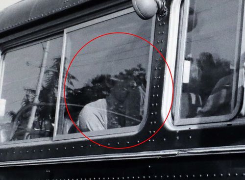 이동춘 목포과학대 교수가 어린이를 안고 군용 차량에 타 있는 모습[연합뉴스 자료사진]