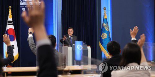 질문자 지명하는 문 대통령(서울=연합뉴스) 최재구 기자 = 문재인 대통령이 10일 청와대 춘추관 대브리핑룸에서 취임 4주년 특별연설을 마치고 기자들과 질의 응답을 하며 질문자를 지명하고 있다. 2021.5.10 jjaeck9@yna.co.kr