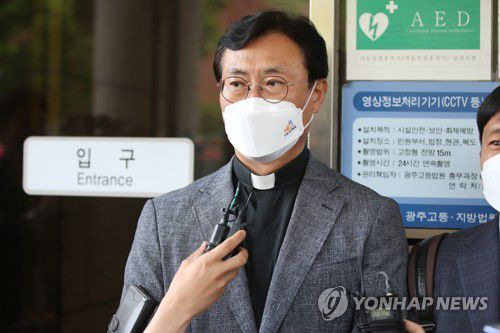 "전두환 출석해야" 5·18 단체 측 반발(광주=연합뉴스) 천정인 기자 = 사자 명예훼손 혐의를 받는 전두환 전 대통령의 항소심 첫 공판이 예정된 10일 오후 광주 동구 광주지법 앞에서 조영대 신부가 전씨의 재판 출석 등을 촉구하는 발언하고 있다. 일반적인 형사 재판의 경우 첫 재판(인정심문)에 피고인이 반드시 출석해야하지만 전씨 측은 "의무가 아니다"며 불출석을 예고했다. 2021.5.10 iny@yna.co.kr