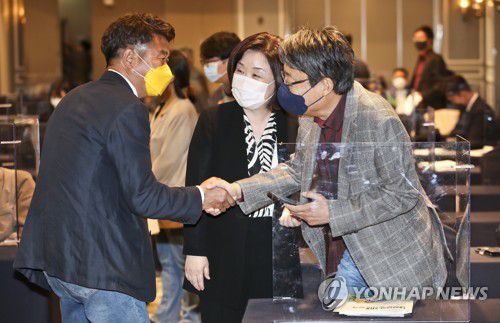 인사하는 여영국 대표와 김성식 전 의원(서울=연합뉴스) 하사헌 기자 = 정의당 여영국 대표(왼쪽)가 10일 오후 서울 켄싱턴호텔 여의도에서 열린 '대전환의 시대, 새로운 정치의 모색' 정치개혁 토론회에서 김성식 전 의원(오른쪽)과 인사를 나누고 있다. 가운데는 심상정 의원. 2021.5.10 toadboy@yna.co.kr