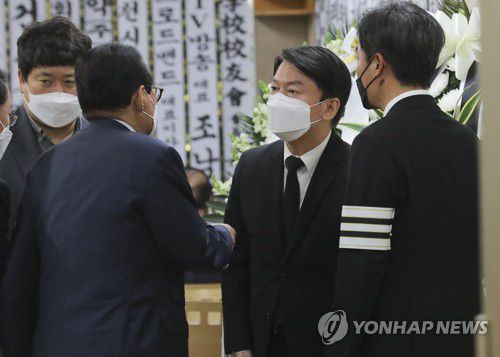 이한동 전 총리 빈소 조문하는 안철수 대표(서울=연합뉴스) 국민의당 안철수 대표가 10일 서울 광진구 건국대학교병원 장례식장에 마련된 고 이한동 전 국무총리 빈소를 찾아 조문하고 있다. 2021.5.10 [사진공동취재단] photo@yna.co.kr