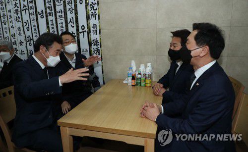 고 이한동 총리 빈소 찾은 김기현 이낙연(서울=연합뉴스) 국민의힘 김기현 당대표 권한대행 겸 원내대표(오른쪽부터), 정양석 사무총장과 더불어민주당 윤영찬 의원, 이낙연 전 대표가 10일 서울 광진구 건국대학교병원 장례식장에 마련된 고 이한동 전 국무총리 빈소를 찾아 조문한 뒤 대화하고 있다. 2021.5.10   [사진공동취재단] photo@yna.co.kr