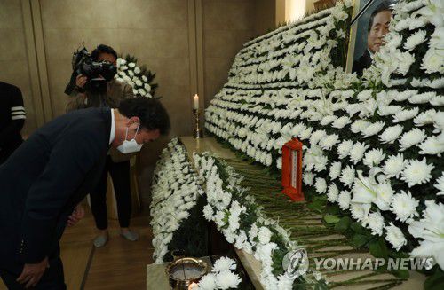 이낙연, 고 이한동 총리 조문(서울=연합뉴스) 더불어민주당 이낙연 전 대표가 10일 서울 광진구 건국대학교병원 장례식장에 마련된 고 이한동 전 국무총리 빈소를 찾아 조문하고 있다. 2021.5.10   [사진공동취재단] photo@yna.co.kr