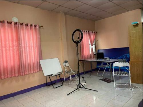 DVB 언론인들이 방송한 것으로 보이는 임시 스튜디오 모습[CM108.com 캡처. 재판매 및 DB 금지]