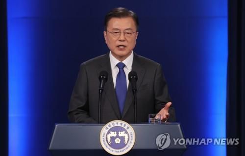 연설하는 문 대통령  (서울=연합뉴스) 최재구 기자 = 문재인 대통령이 10일 청와대 춘추관 대브리핑룸에서 취임 4주년 특별연설을 하고 있다. 2021.5.10
    jjaeck9@yna.co.kr