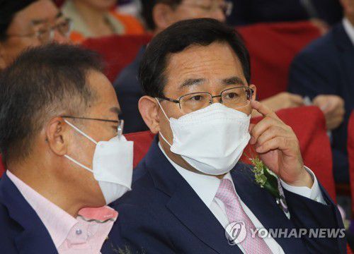 논의하는 주호영 홍준표작년 6월 9일 당시 미래통합당 주호영 원내대표(오른쪽)와 무소속 홍준표 의원이 국회 의원회관에서 열린 '대한민국 미래혁신포럼' 21대 국회 개원 기념 특별강연에 참석한 모습. [연합뉴스 자료사진]