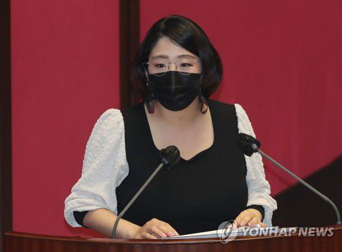 용혜인, 현역의원 세 번째 임기 중 출산지난달 20일 국회 본회의에서 홍남기 국무총리 직무대행에게 질의하는 용 의원 모습. [연합뉴스 자료사진]