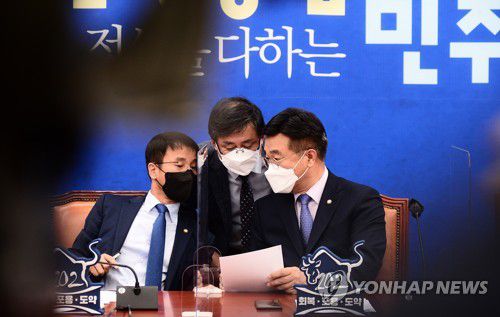 대화하는 민주당 원내대표 원내수석부대표(서울=연합뉴스) 안정원 기자 = 더불어민주당 윤호중 원내대표(오른쪽)가 11일 오전 서울 여의도 국회에서 열린 원내대책회의에서 한병도(왼쪽부터), 김성환 원내수석부대표와 대화하고 있다. 2021.5.11 jeong@yna.co.kr