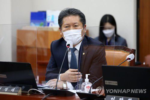 발언하는 정청래 의원(서울=연합뉴스) 진성철 기자 = 더불어민주당 정청래 의원이 21일 서울 여의도 국회에서 열린 교육위원회 전체회의에서 발언하고 있다.  2021.4.21 zjin@yna.co.kr