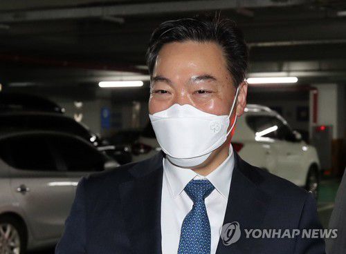 출근하는 김오수 검찰총장 후보자(서울=연합뉴스) 박동주 기자 = 김오수 검찰총장 후보자가 12일 오전 청문 준비 사무실이 마련된 서초구 서울 고검으로 출근하고 있다. 2021.5.12 pdj6635@yna.co.kr